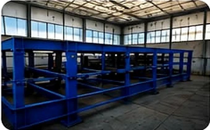 Estrutura metálica azul fabricada pela SD Mecânica em galpão industrial